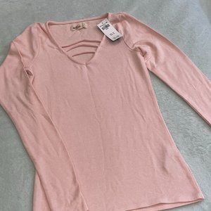 BRAND NEW Hollister pink v-neck scoop shirt - women S